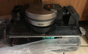 lot 493 image: Electronic Kitchen Gadgets - Hot Plate, Waffle Iron, Press, and More