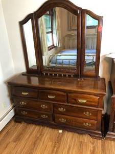 lot 359 image: 7-Drawer Wood Dresser w 3 Panel Mirror