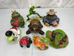 lot 42 image: 21 Small Frog Figurines