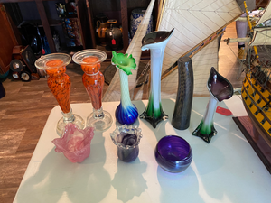 lot 48 image: 9 Art Glass Vases