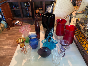 lot 49 image: 12 Glass Vases