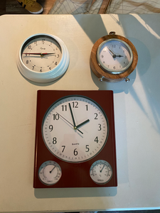lot 60 image: 9 Wall, Table, and Mantle Clocks