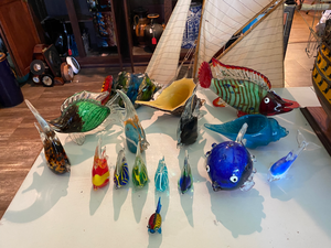 lot 52 image: 15 Art Glass Sculptures of Fish and Shells