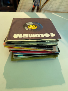 lot 84 image: 44 7 inch Single Vinyl Records from Various Artists