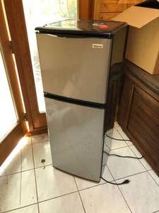 lot 512 image: Magic Chef MCBR415S Refrigerator