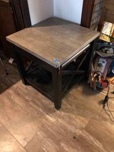 lot 607 image: Wooden End Table