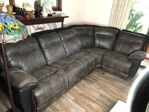 lot 142 image: Lrg Leather Sectional Couch Sofa