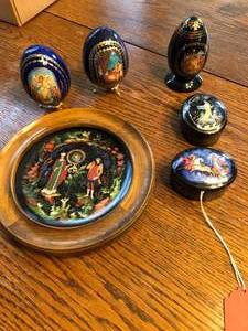 lot 590 image: 6 Russian Decor Pieces, Eggs, Music Boxes, Plate