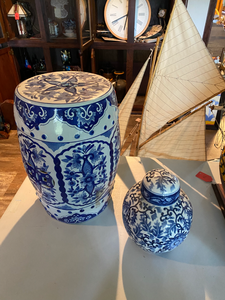 lot 498 image: 2 Chinese Style Blue and White Porcelain Objects