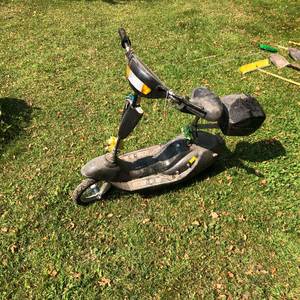 lot 718 image: Small Electric Scooter