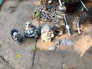 lot 672 image: 5 Outdoor Sculptures - Turtles and Frogs