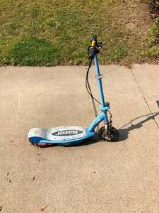 lot 759 image: Electric Razor Scooter E100