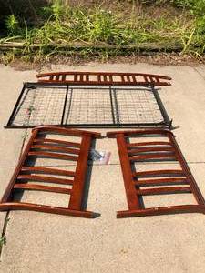 lot 760 image: Wood Daybed Frame