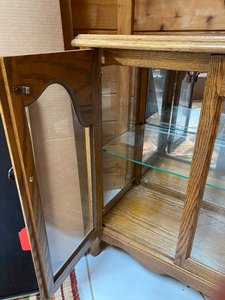 lot 526 image: Vintage Oak Display Cabinet Table