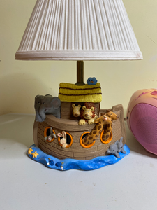 lot 639 image: Group of Childrens Decor Items