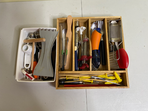 lot 678 image: Assorted Kitchen Supplies