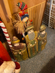 lot 773 image: Large Group of Christmas Decorations