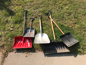 lot 660 image: Group of Shovels