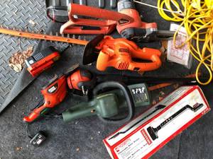 lot 661 image: Group of Lawn Tools