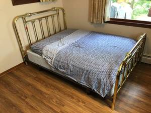 lot 358 image: Gold Metal Queen Bed Frame