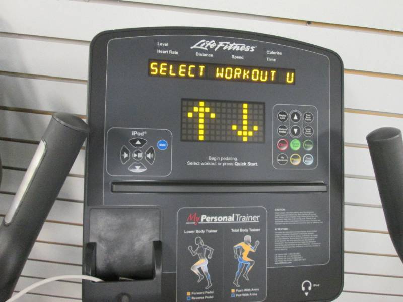 lot 025 image: Life Fitness club series upright bi...