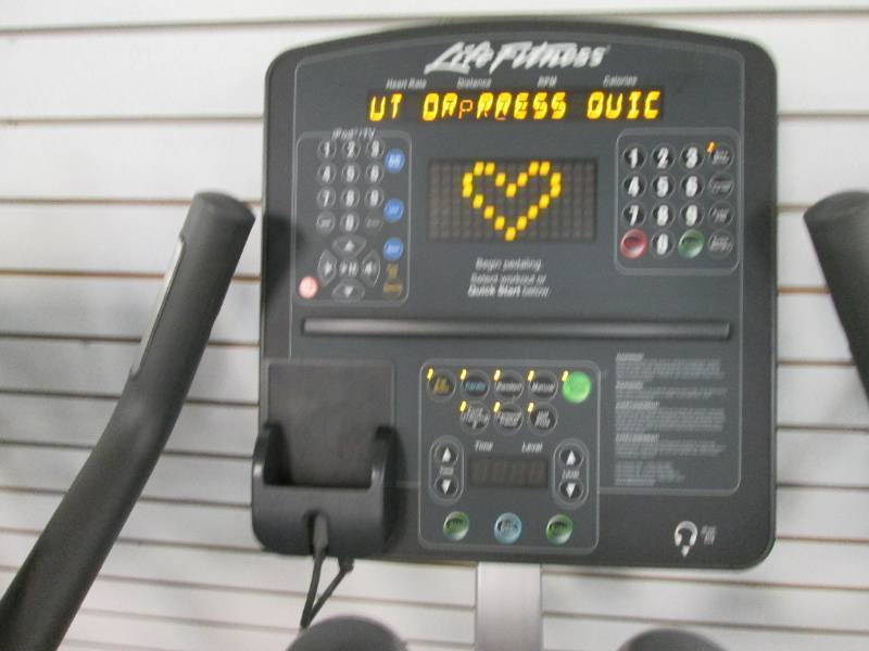 lot 024 image: Life Fitness club series upright bi...