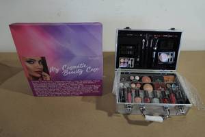lot 42 image: Giordano Colors My Cosmetic Beauty Case Makeup Set