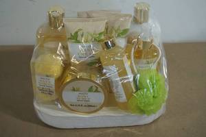 lot 43 image: Elmtree and York Spiced Vanilla Gift Set