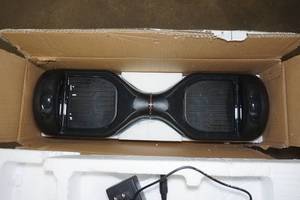 lot 17 image: Glare Wheel Hoverboard - NO Power