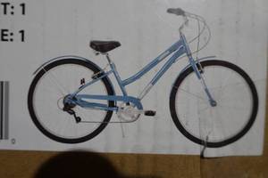 lot 5 image: Huffy Casoria Womens 27 Cruiser Bicycle