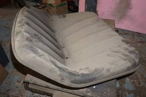 lot 31 image: Universal Padded Lawn Tractor Seat