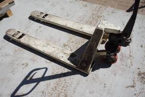 lot 28 image: Jet 3 Ton Pallet Jack