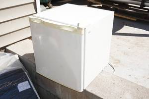 lot 40 image: Igloo 1.6 Cu Ft Mini Fridge
