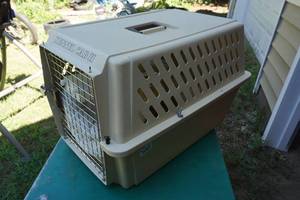 lot 43 image: Kennel Cab II Plastic Pet Carrier  Kennel