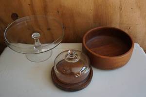 lot 73 image: Wood and Glass Serving Pieces