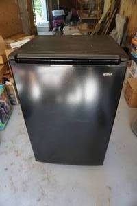 lot 41 image: Kenmore 5.2 Cu Ft Mini Fridge