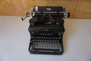 lot 79 image: Vintage Royal Typewriter
