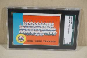 lot 81 image: 1963 Topps New York Yankees #247 Team Baseball Card - SGC 3