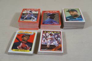 lot 128 image: Kirby Puckett Baseball Cards - Many Duplicates
