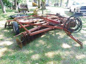 lot 3 image: International 14 Hyd Lift Disc