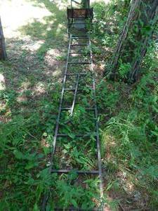 lot 13 image: 14 Single Hunting ladder stand