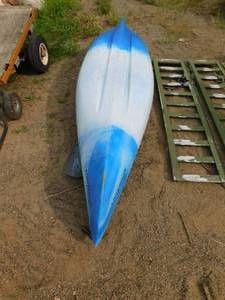 lot 21 image: 9 ft 6 inch Kayak--with paddle