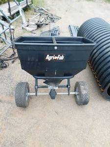 lot 29 image: Agri- Fab Pull type Seeder Spreader
