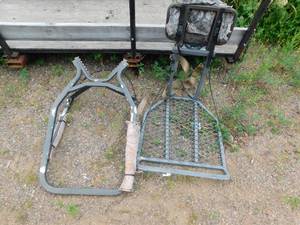 lot 33 image: Climber Hunting stand