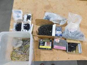 lot 49 image: Assorted lot of Construction Screws