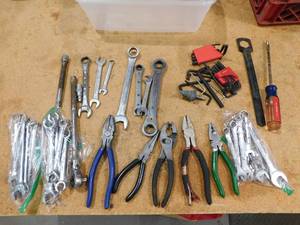 lot 51 image: Assorted hand tools