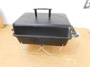 lot 137 image: Portable Table top gas grill