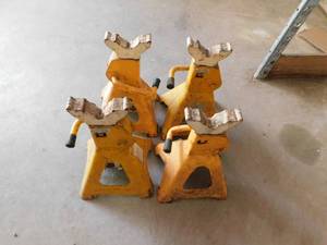 lot 143 image: 4 - jack stands