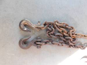 lot 186 image: 25 38 Log Chain With Hooks & Pail