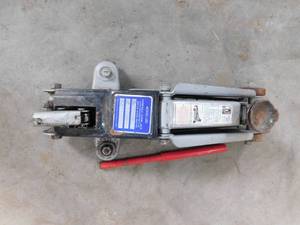 lot 203 image: 4000 lb Floor jack